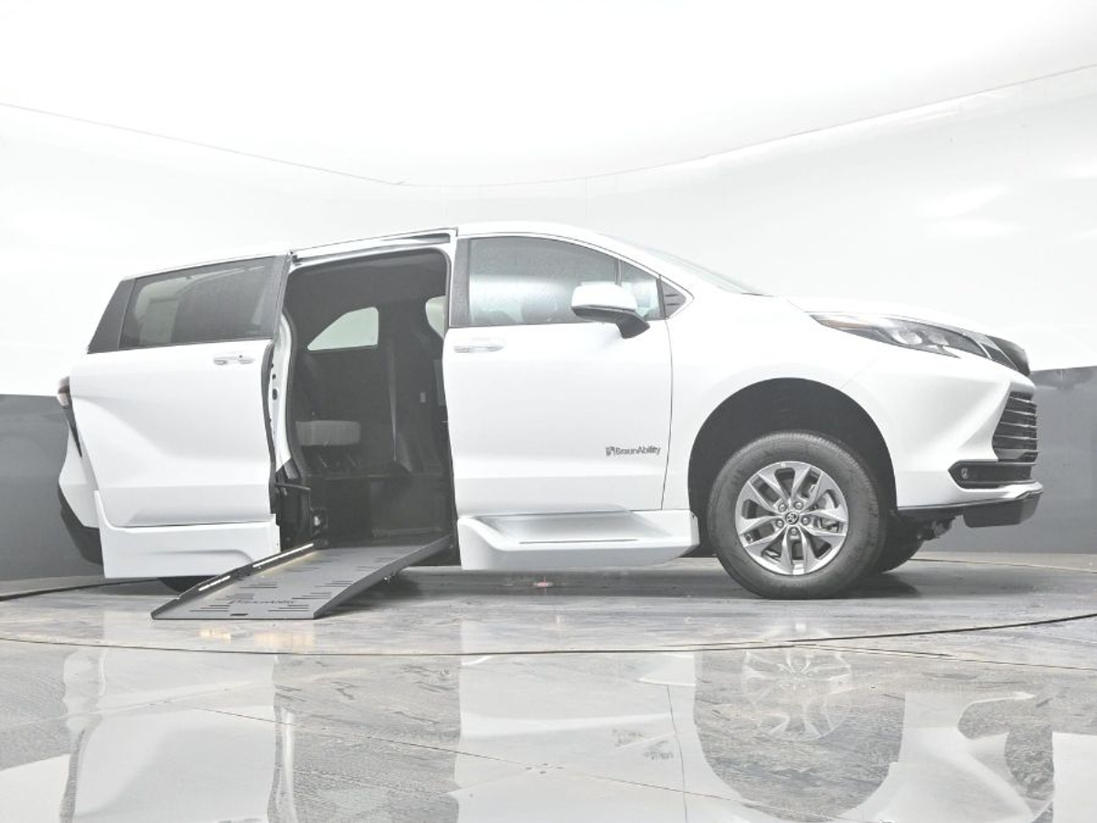 2025 TOYOTA SIENNA - Image 18