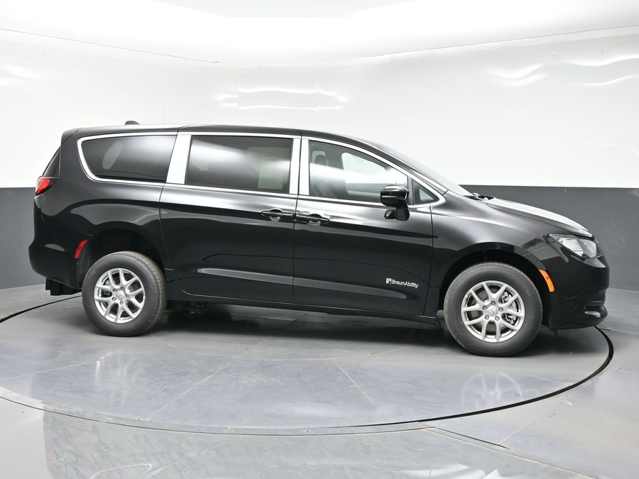 Black Chrysler Voyager image number 7
