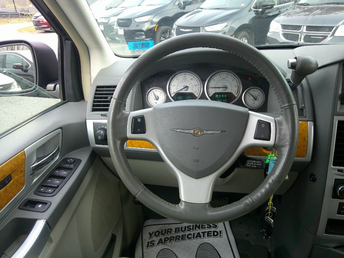 Black Chrysler Town and Country image number 11