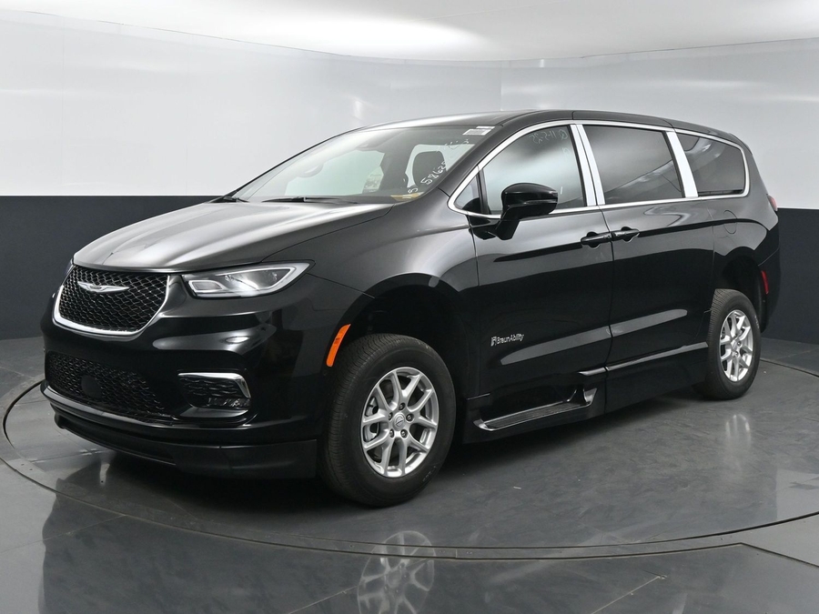 Black Chrysler Pacifica image number 2