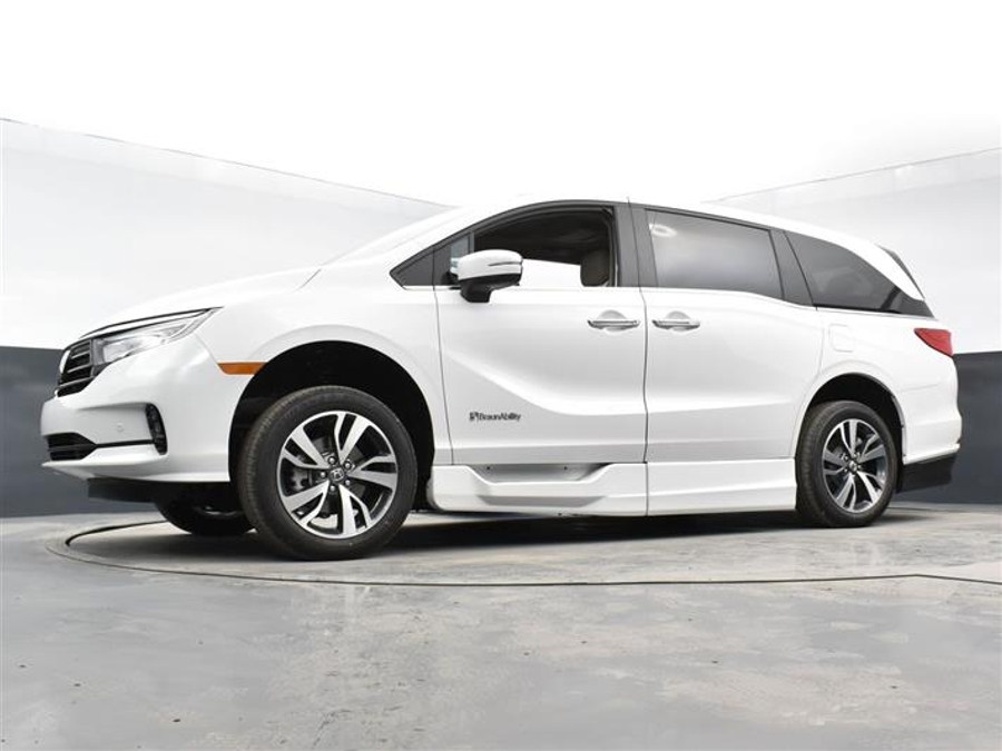 New 2026 Honda Odyssey Touring - BraunAbility Side Entry In Floor Automatic Ramp