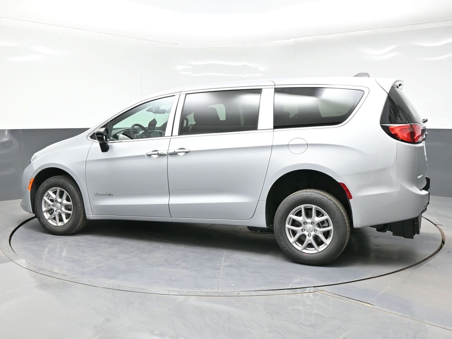 Silver Chrysler Voyager image number 1