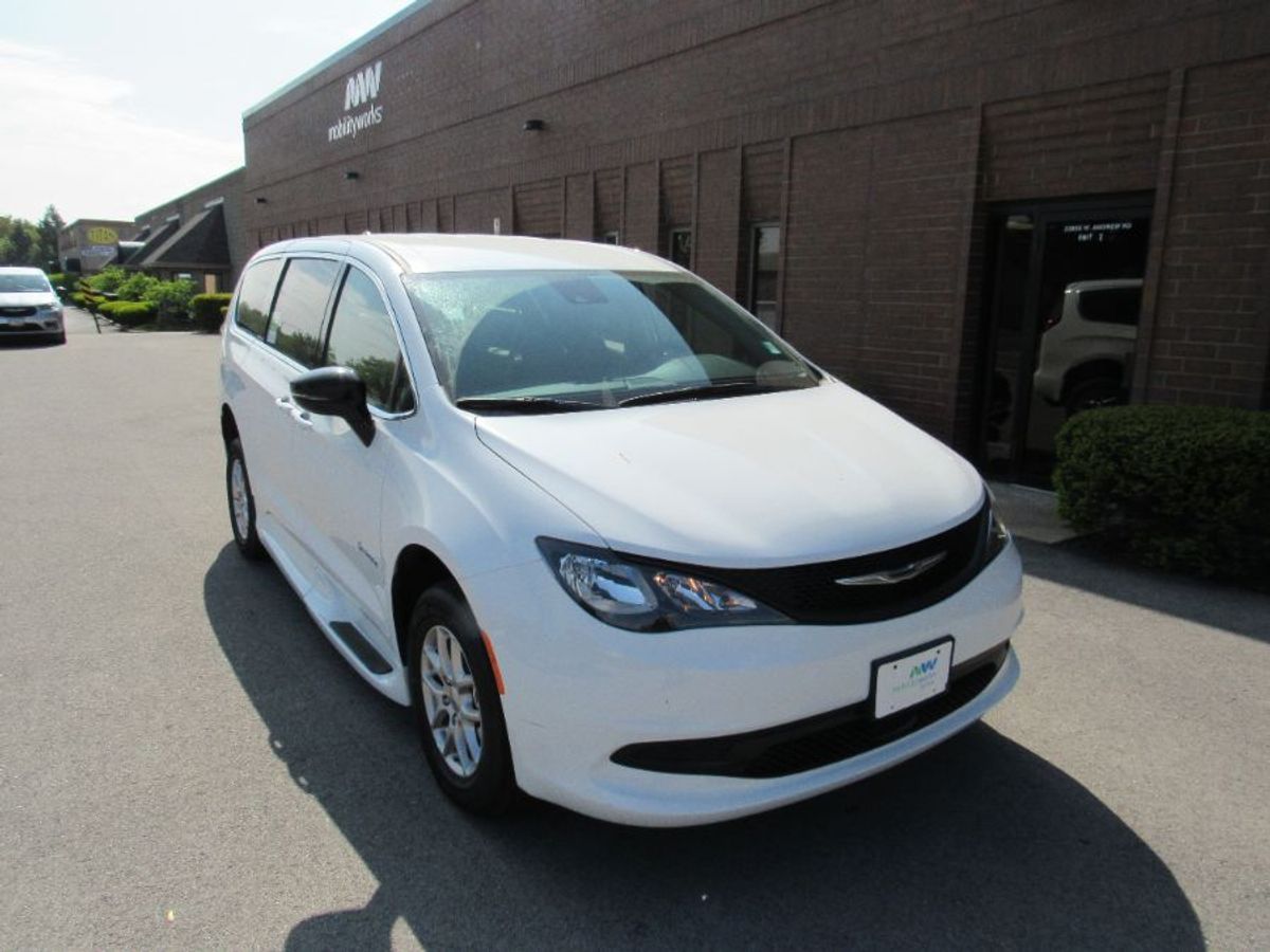 White Chrysler Voyager image number 5