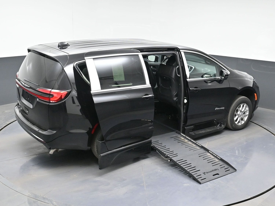 Black Chrysler Pacifica image number 22