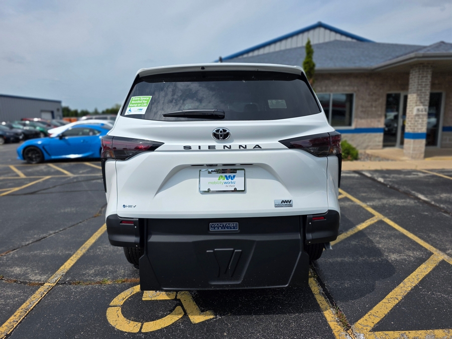 White Toyota Sienna image number 5