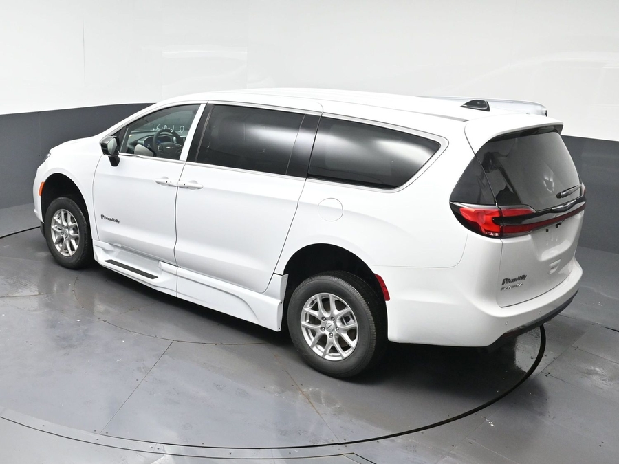 White Chrysler Pacifica image number 23