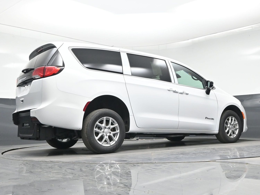 White Chrysler Voyager image number 8