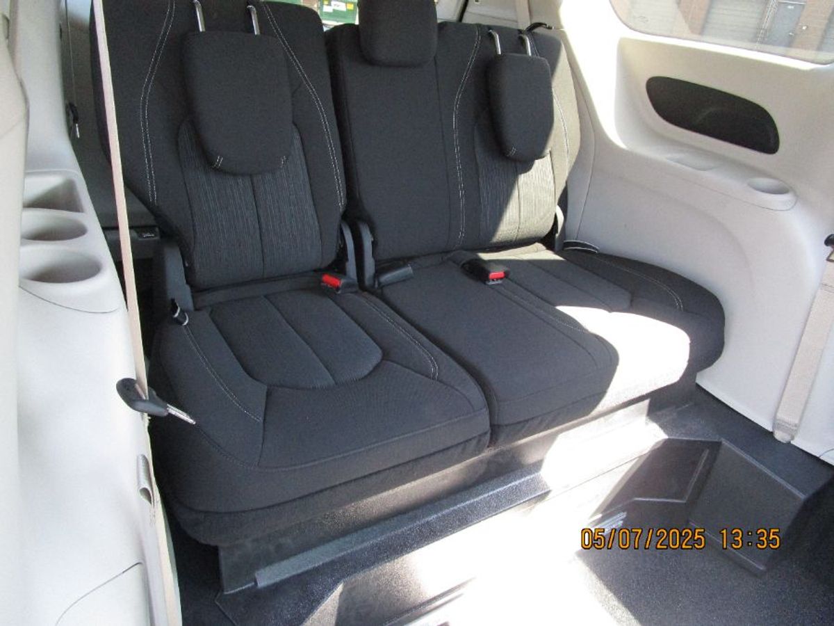 White Chrysler Voyager image number 9