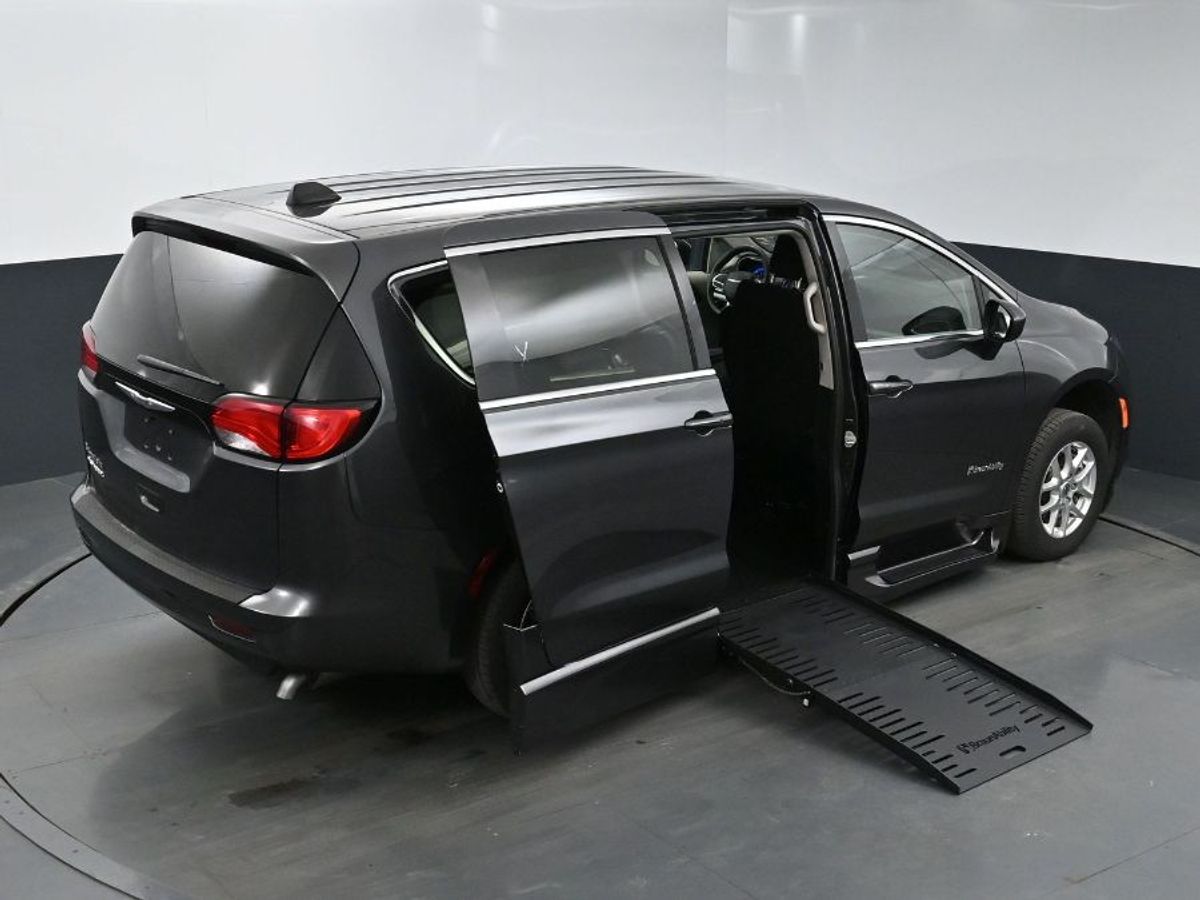 Grey Chrysler Voyager image number 25