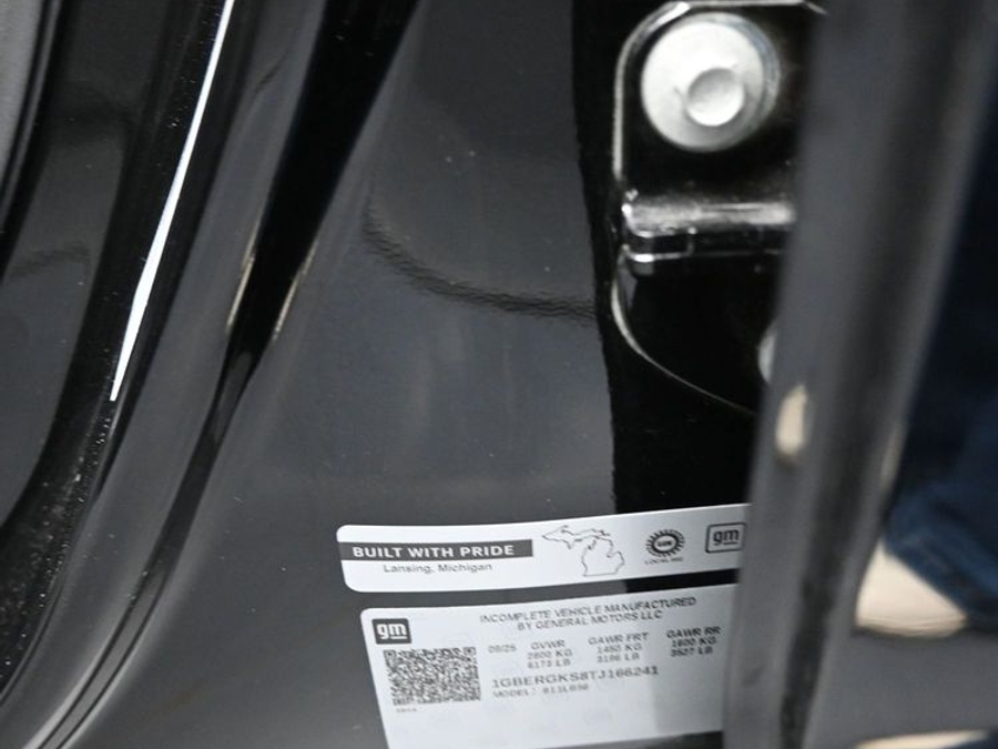 Black Chevrolet Traverse image number 15
