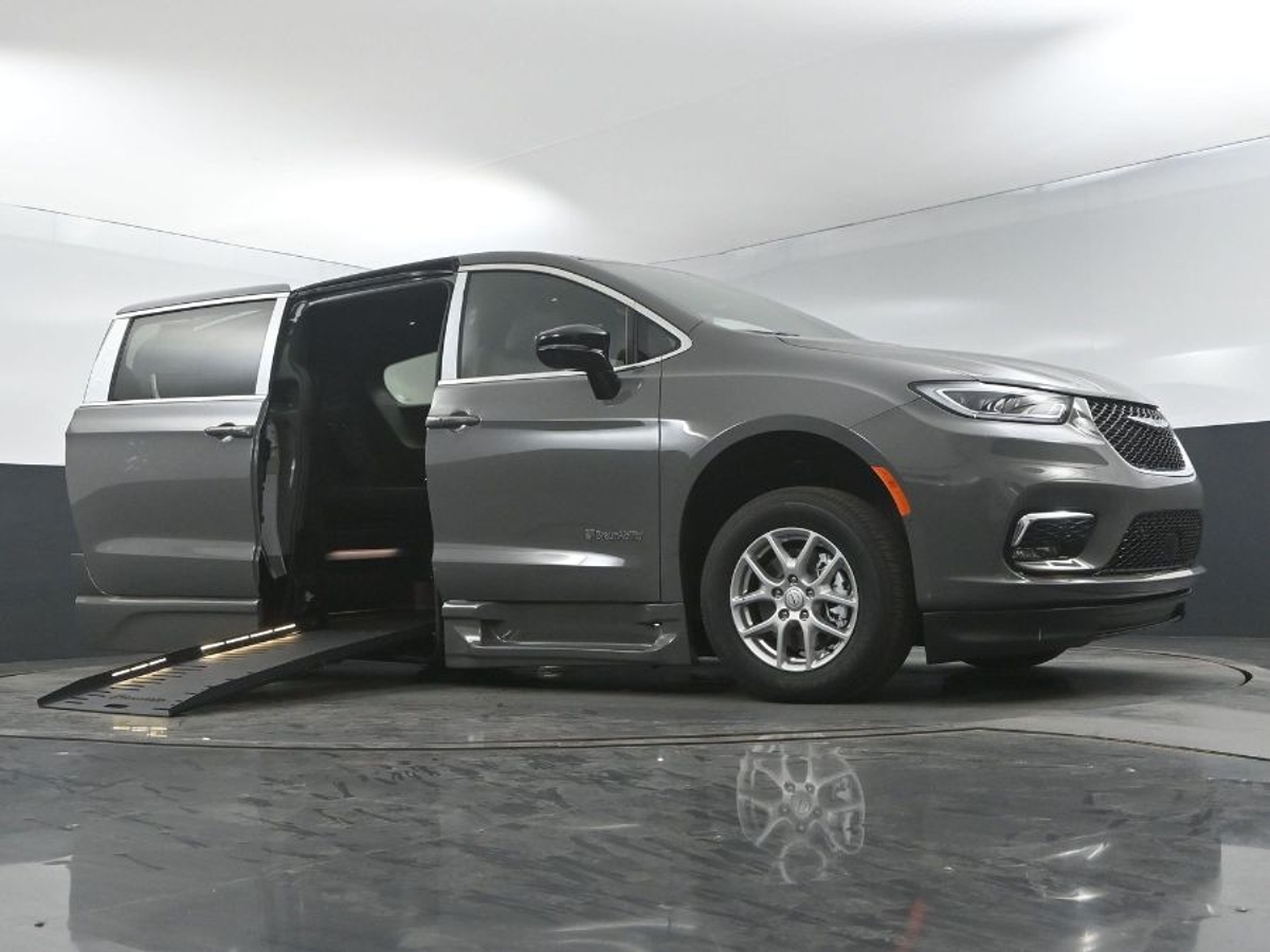 Grey Chrysler Pacifica image number 8