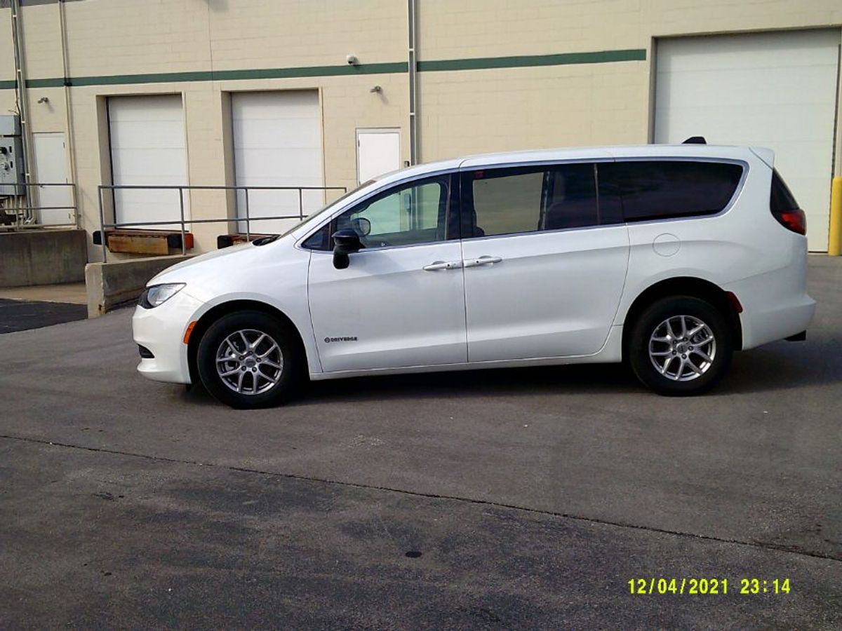 White Chrysler Voyager image number 3