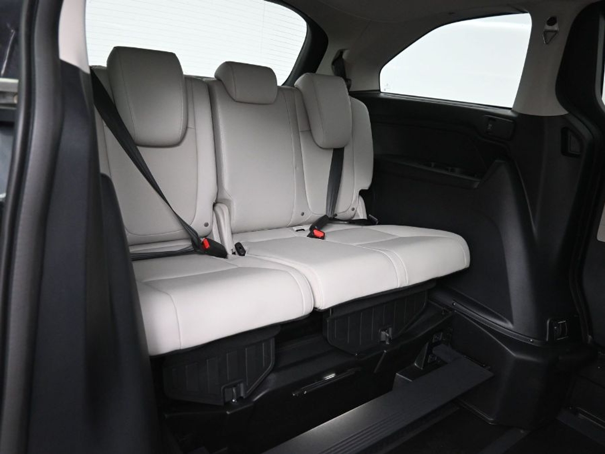 Grey Honda Odyssey image number 9