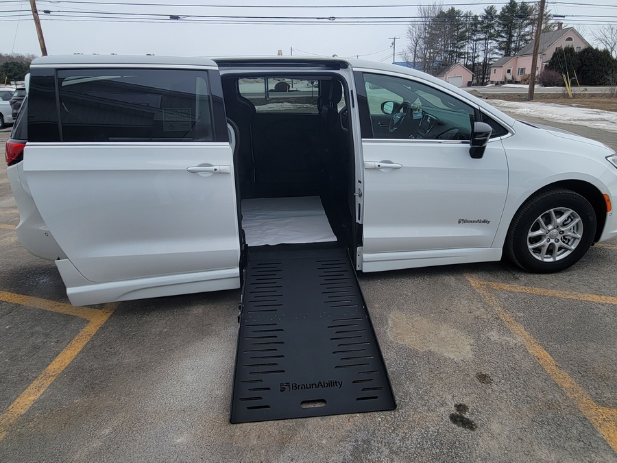 White Chrysler Pacifica image number 7