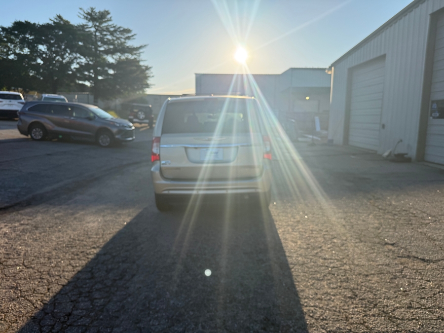  Chrysler Town and Country image number 13