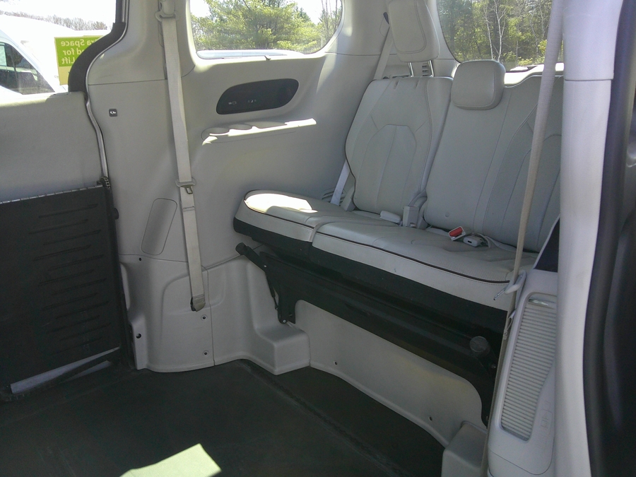 Silver Chrysler Pacifica image number 15