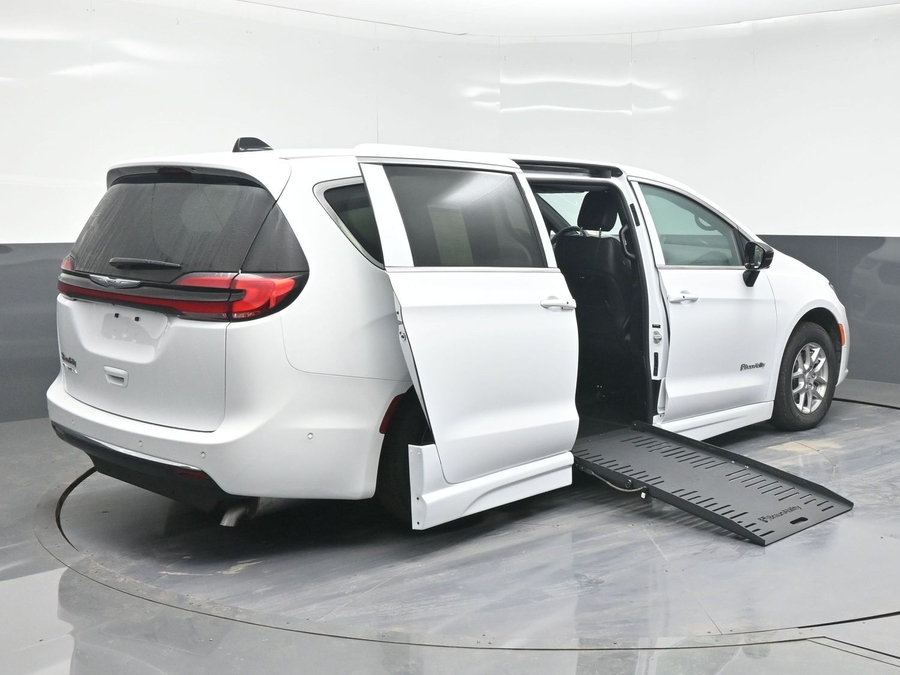 White Chrysler Pacifica image number 6