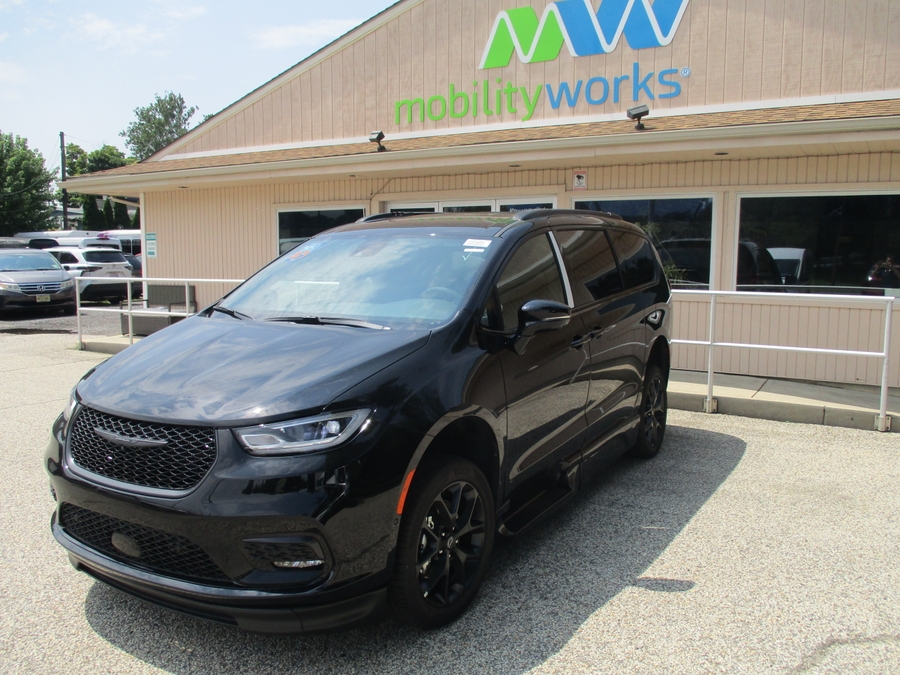Número de imagen Chrysler Pacifica negro 1