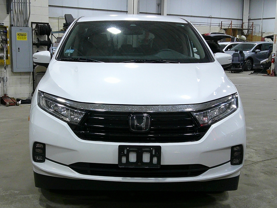 White Honda Odyssey image number 4
