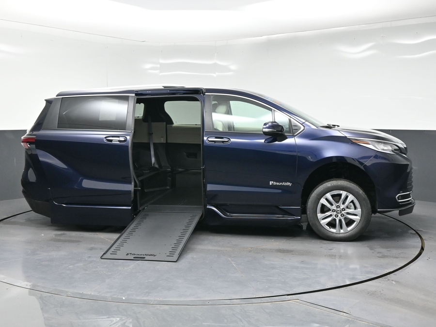 New 2026 Toyota Sienna Hybrid Limited - BraunAbility Side Entry In Floor Automatic Ramp