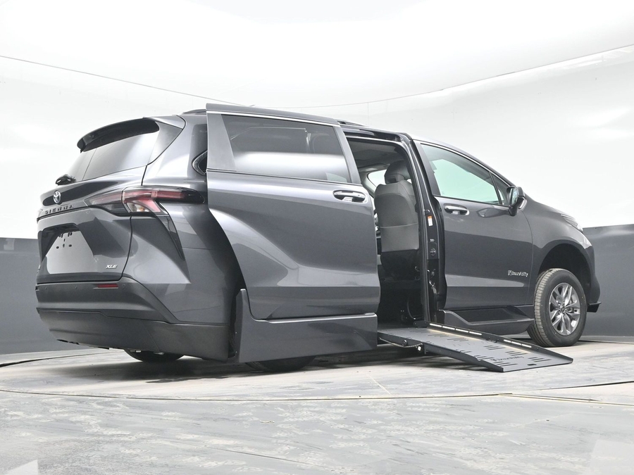 Grey Toyota Sienna image number 21