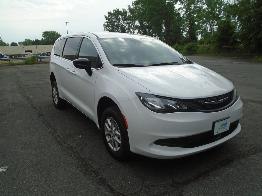 White Chrysler Voyager image number 8
