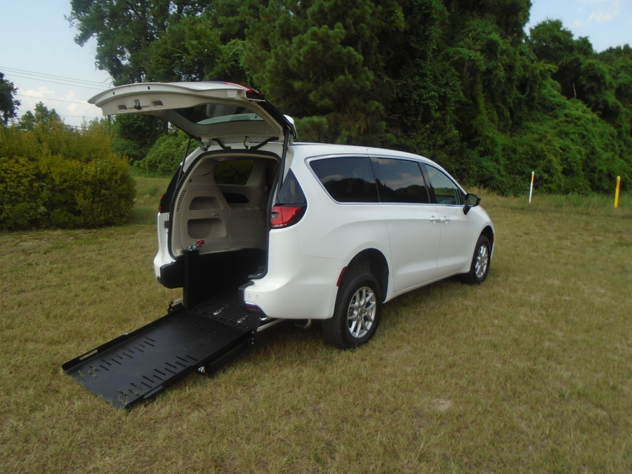 White Chrysler Pacifica image number 4