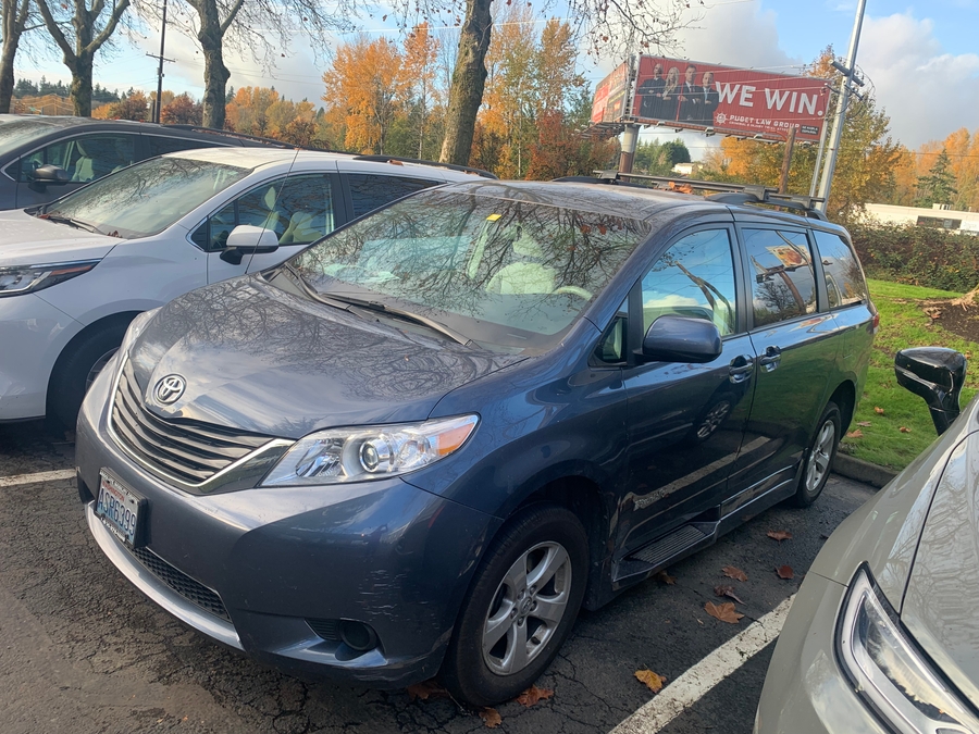 Used 2014 Toyota Sienna LE - BraunAbility Side Entry Entry Fold Out Automatic Ramp