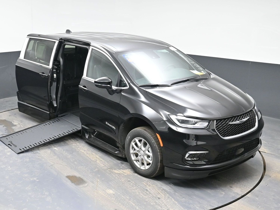 Black Chrysler Pacifica image number 22