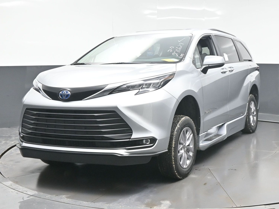 Silver Toyota Sienna image number 13