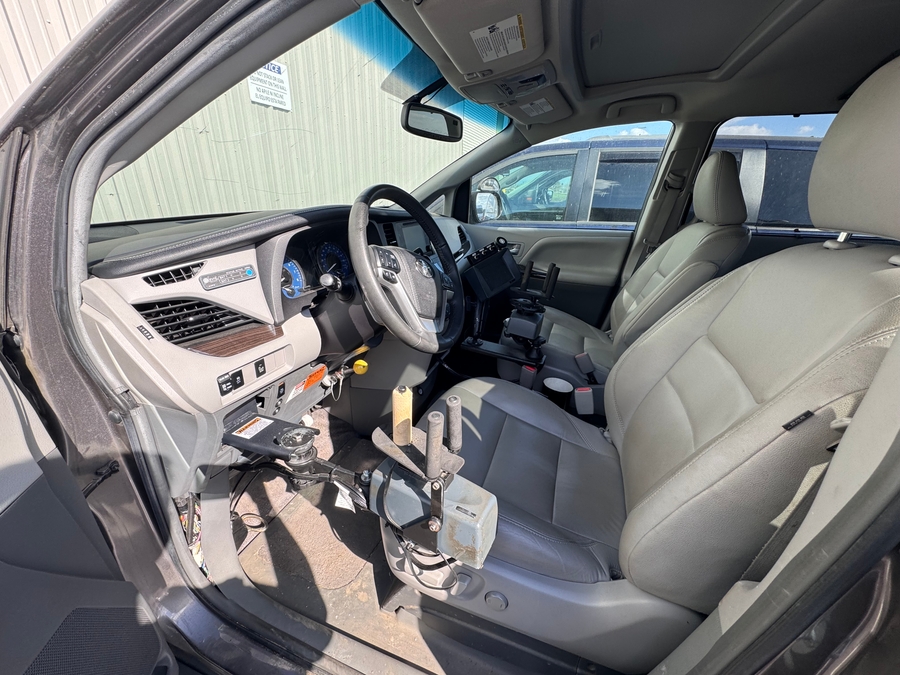 2017 TOYOTA SIENNA - Image 2