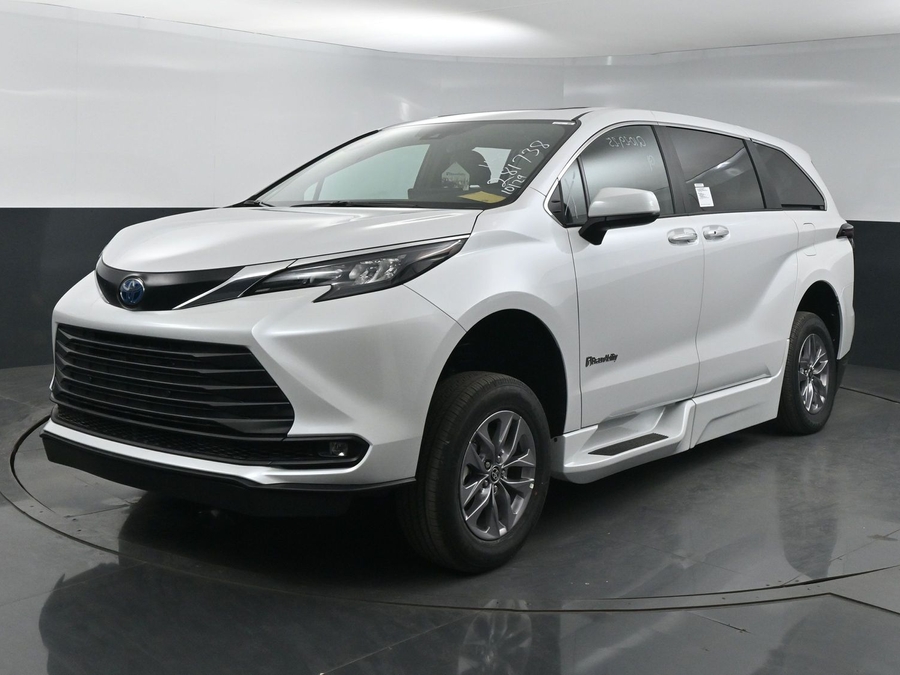 New 2025 Toyota Sienna Hybrid XLE Base - BraunAbility Side Entry Entry Fold Out Automatic Ramp