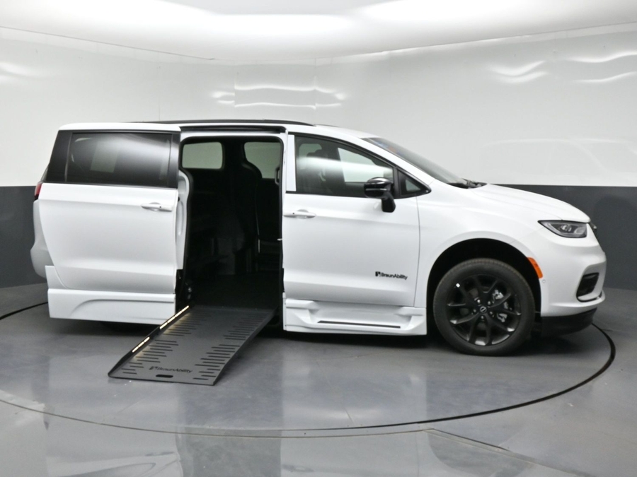 New 2026 Chrysler Pacifica Select Sport - BraunAbility Side Entry Fold Out Automatic Ramp