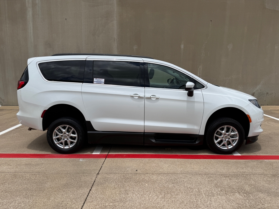 Used 2021 Chrysler Voyager LXi - BraunAbility Commercial Side Entry Entry Fold Out Manual Ramp