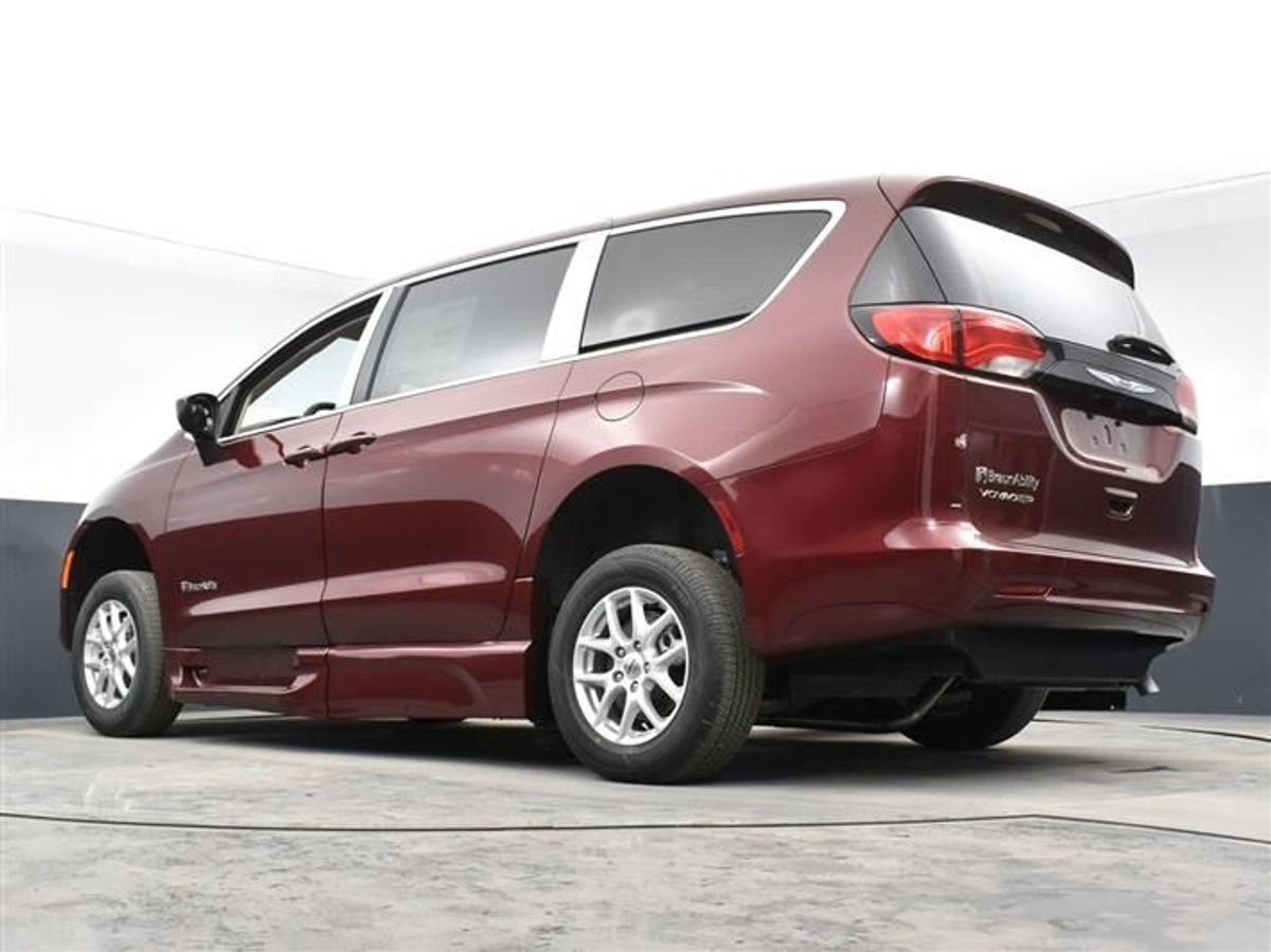 Red Chrysler Voyager image number 5