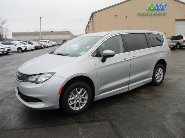 Used 2022 Chrysler Voyager LX's photo