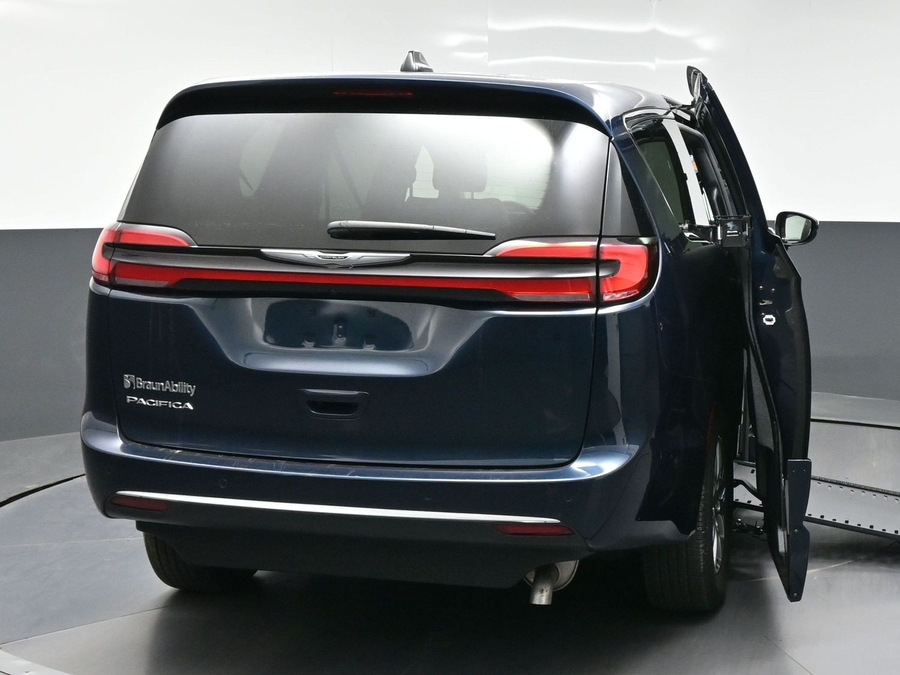 Used 2025 Chrysler Pacifica Select - BraunAbility Side Entry In Floor Automatic Ramp