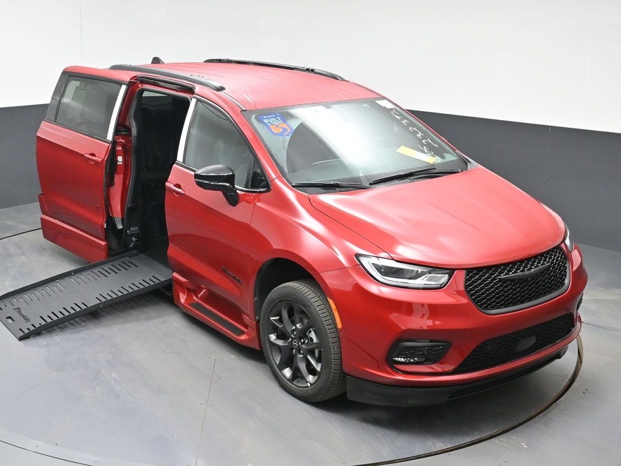 Red Chrysler Pacifica image number 21
