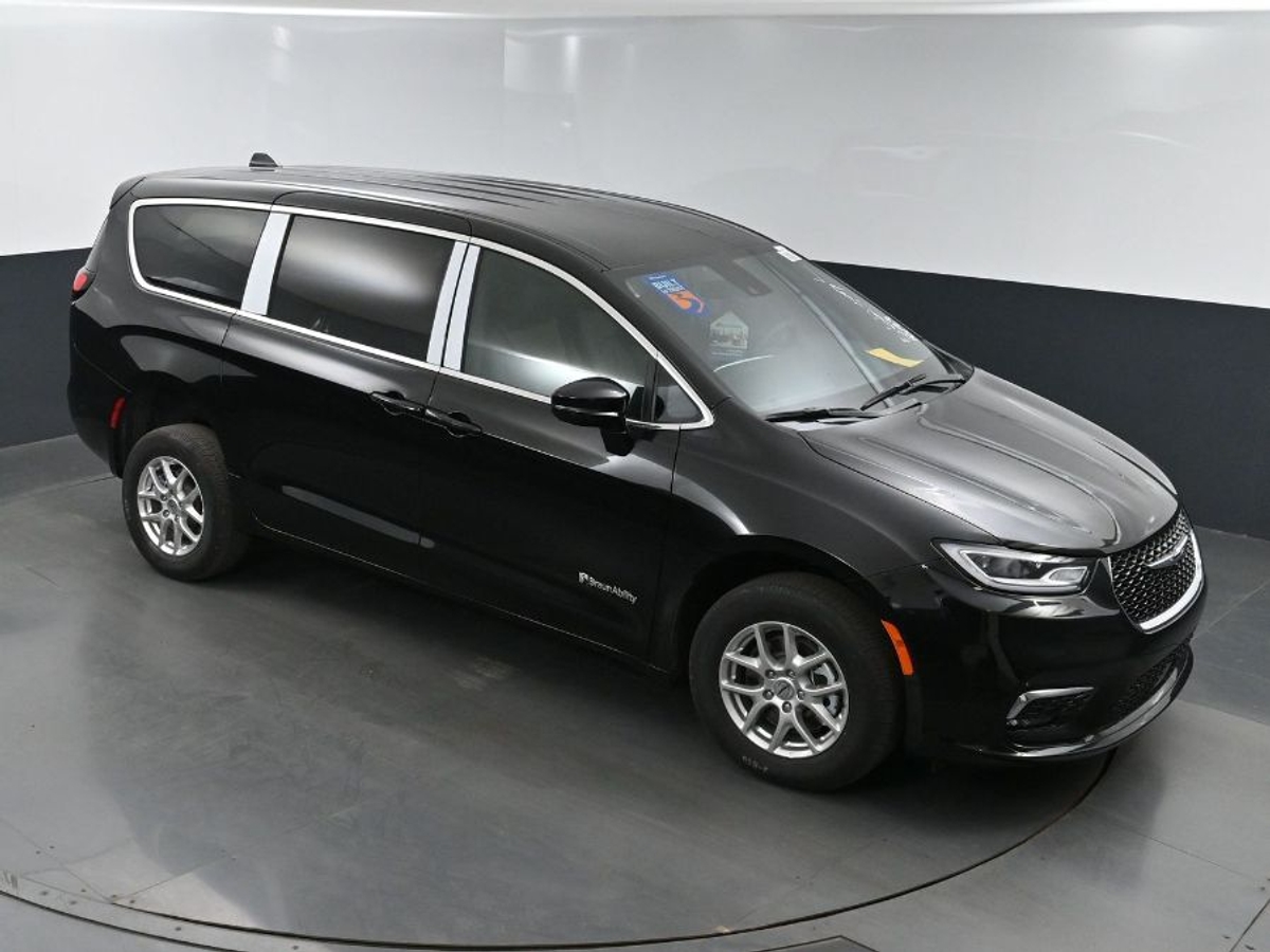 Black Chrysler Pacifica image number 21