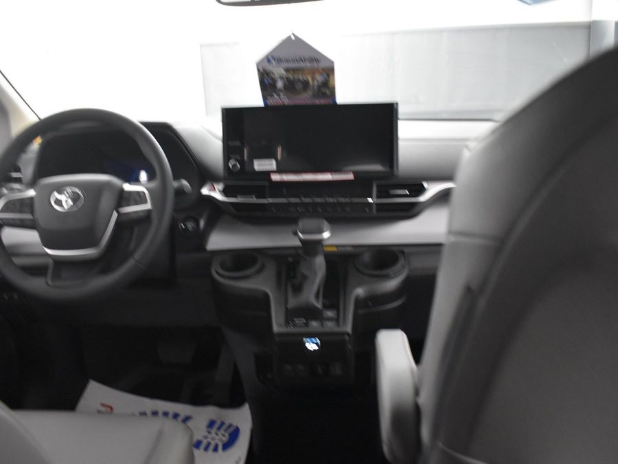 New 2025 Toyota Sienna Hybrid XLE Base - BraunAbility Side Entry Entry Fold Out Automatic Ramp