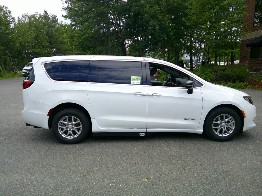 White Chrysler Voyager image number 10