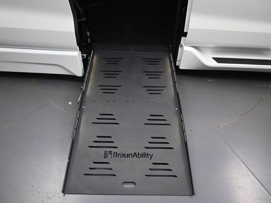 New 2026 Toyota Sienna Hybrid XLE Base - BraunAbility Side Entry Fold Out Automatic Ramp