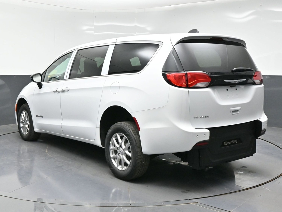 White Chrysler Voyager image number 1