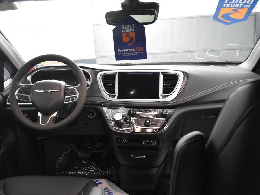 New 2025 Chrysler Pacifica Select Safety - BraunAbility Side Entry Entry Fold Out Automatic Ramp