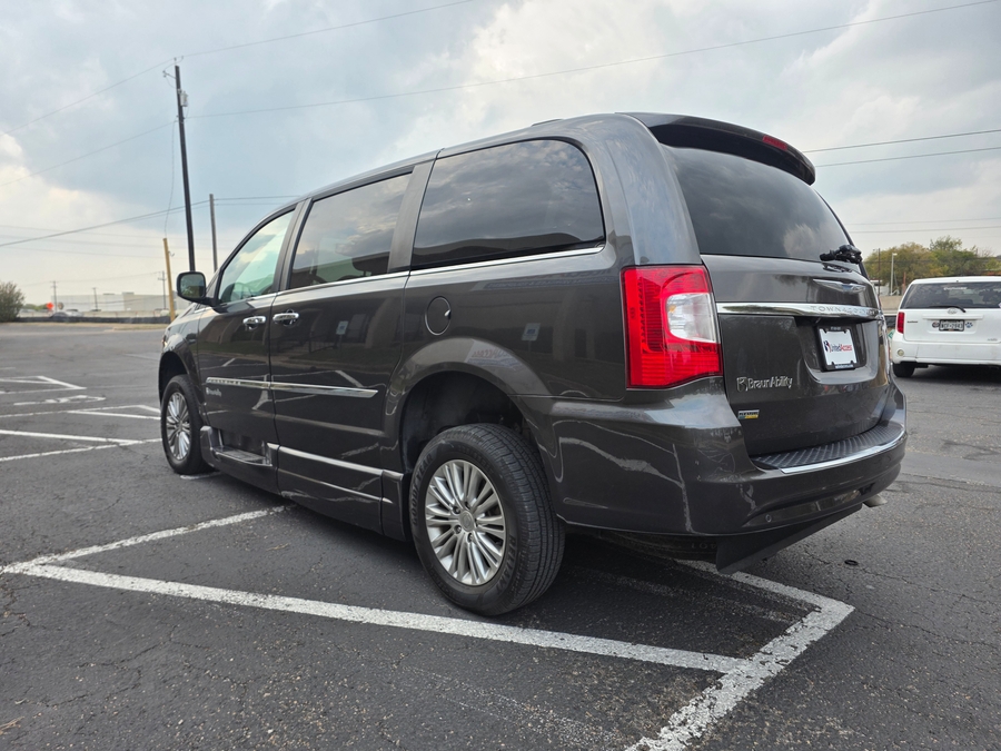 Used 2016 Chrysler Town and Country Touring-L - BraunAbility Side Entry Entry In Floor Automatic Ramp
