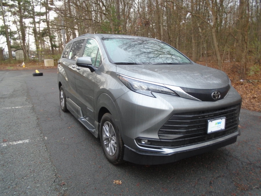 Grey Toyota Sienna image number 9