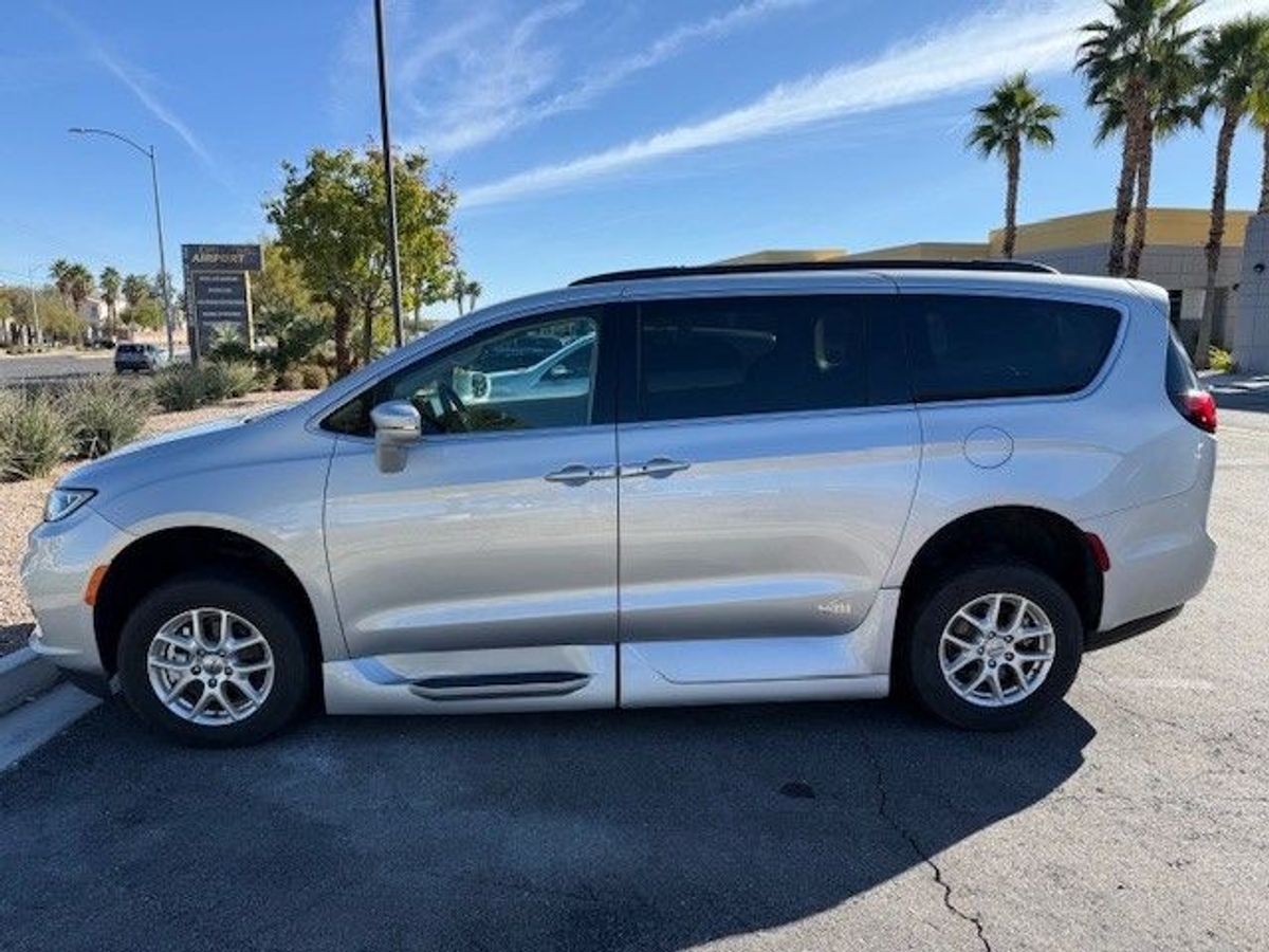 Silver Chrysler Pacifica image number 8