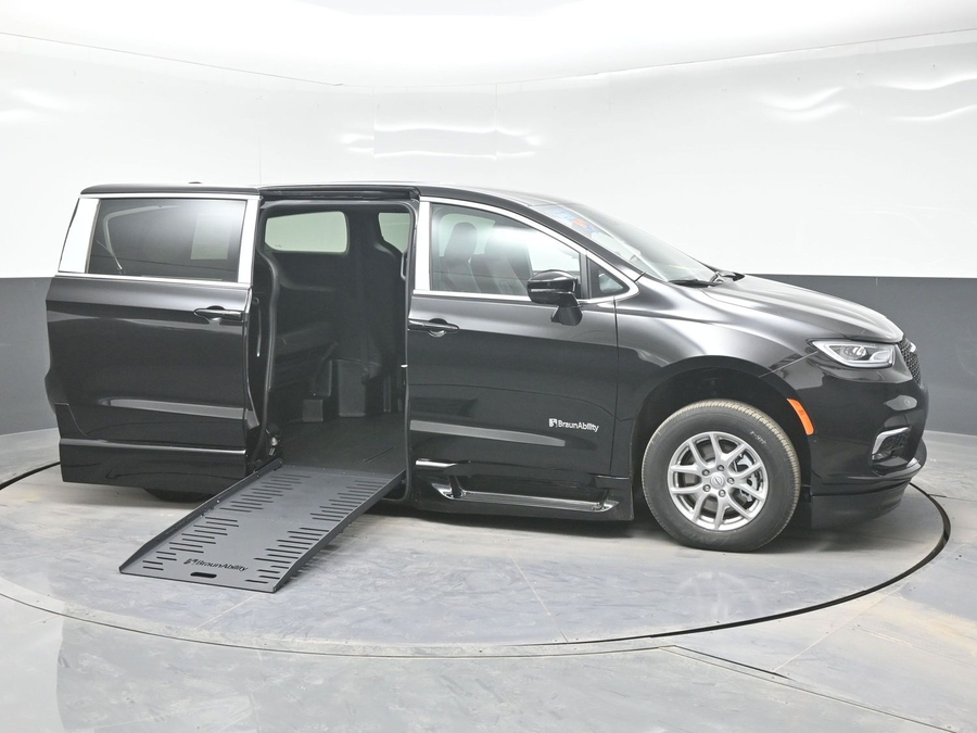 Black Chrysler Pacifica image number 7