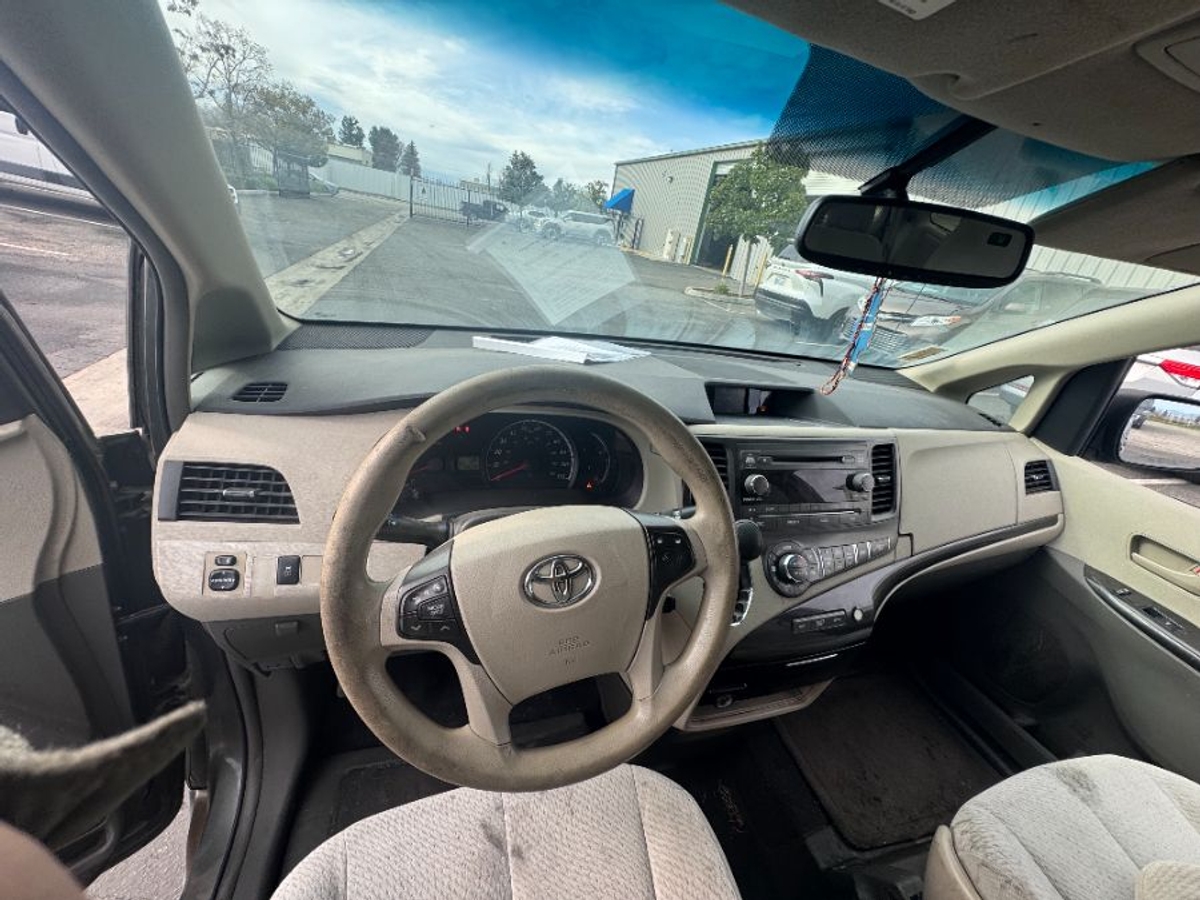 2014 TOYOTA SIENNA - Image 4