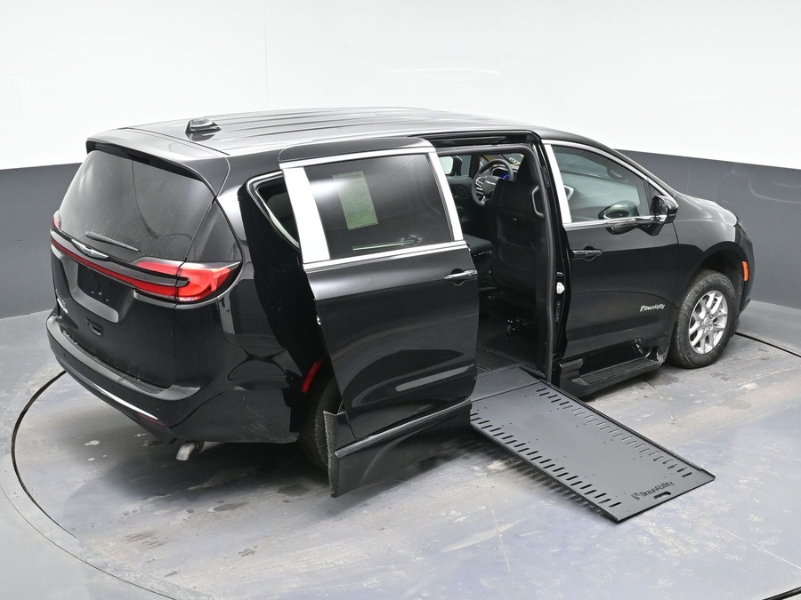 Black Chrysler Pacifica image number 23